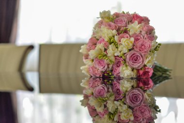 Düğün buketi masada.