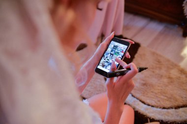 Genç bayan akıllı telefonu kullanıyor.