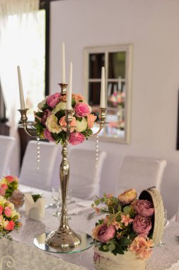  Restoranda düğün masası dekorasyonu.