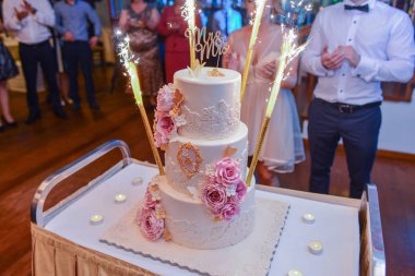  havai fişek ve çiçek ile düğün pastası