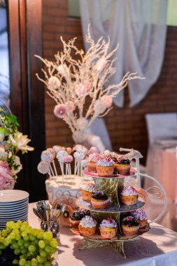  Kekler ve meyveler masada.