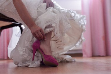 gelin ayakkabılarını koyar