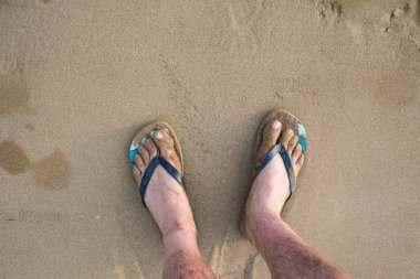  sahilde sandalet ayaklar