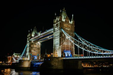 gece Londra Tower Köprüsü