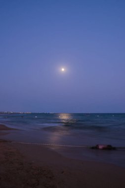 Denize yansıyan ay manzarası