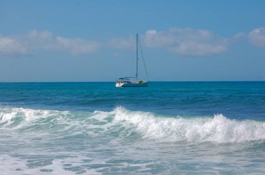 Ufukta deniz ve gökyüzü olan panorama