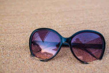  Sahilde güneş gözlüğü