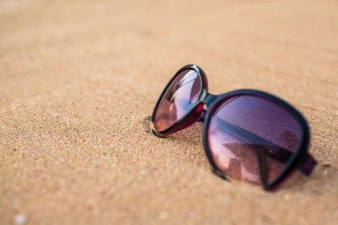  Sahilde güneş gözlüğü