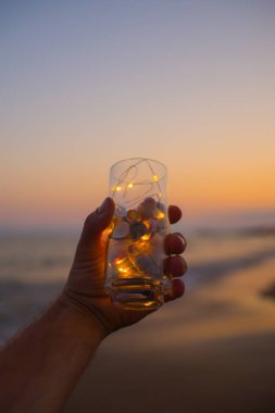 Elinde lambalar olan cam.