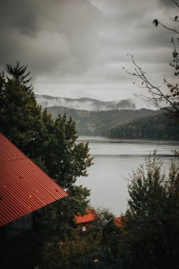  Dağdaki gölde sonbahar