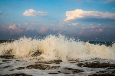 Arka planda gökyüzü olan deniz manzarası