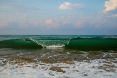 Arka planda gökyüzü olan deniz manzarası