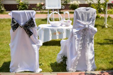 Masa ve sandalyeler bahçede.