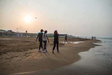  Kumsaldaki insanlar.