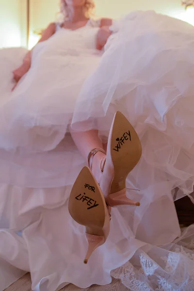Bruid Met Schoenen Aan Haar Voeten — Stockfoto