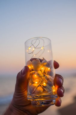  Elinde lambalar olan cam.