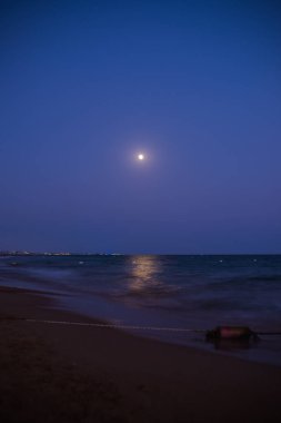 Denizde ay olan manzara