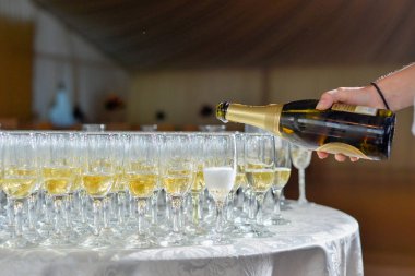  Boş şampanya kadehleri