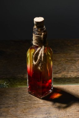 Arkada brendi şişesi var.