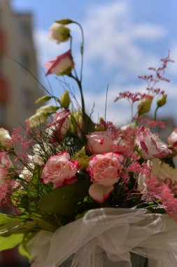  Arka planda bir buket gül