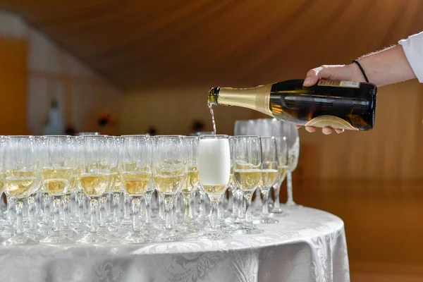Şampanya kadehe dökülüyor.