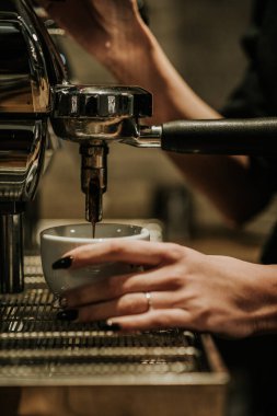 Espresso makinesi kahve dolduruyor.