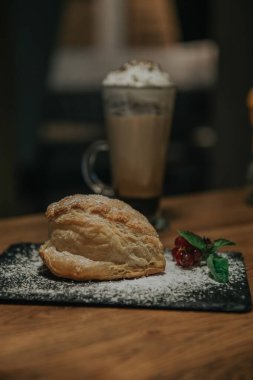 Masada kahve ve kurabiye var.