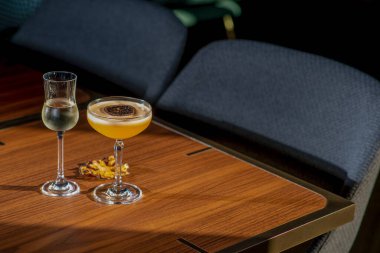  İki kadeh şarap ve bir kadeh şarap.