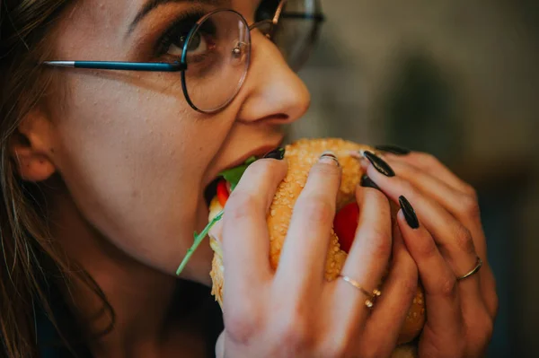 Junge Frau Isst Hamburger — Stockfoto