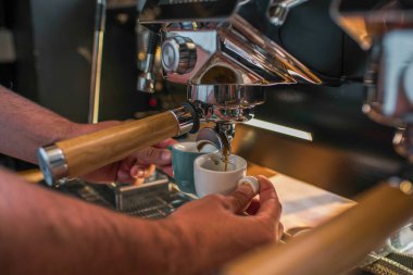 Barda kahve hazırlıyorum.