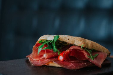 jambonlu sebzeli sandviç.