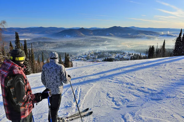 Rusia Siberia Sheregesh Enero 2016 Dos Jóvenes Esquiadores —  Fotos de Stock