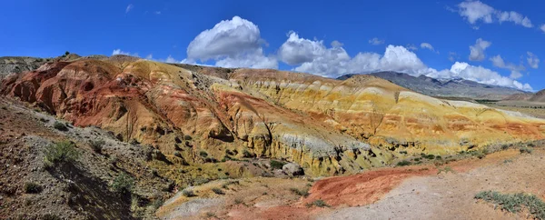 俄罗斯阿尔泰山Kyzyl Chin Kisil Chin 山谷美丽的彩色粘土悬崖全景 夏天的风景 因其绝妙的无生命之美而被称为火星 — 图库照片