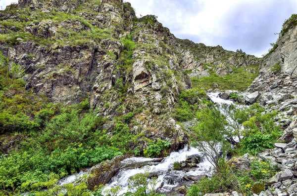 Cordilheira Com Cachoeiras Sob Penhascos Entre Pedregulhos Nas Montanhas Altai — Fotografia de Stock