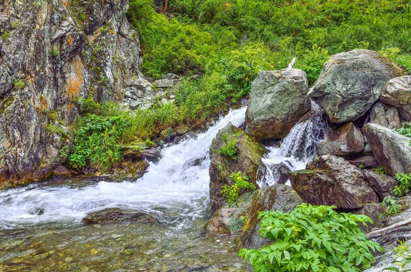 Cordilheira Com Cachoeiras Sob Penhasco Entre Pedregulhos Nas Montanhas Altai — Fotografia de Stock