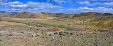 Kyzyl-Chin (Kisil-Chin) vadisinde, Altai dağları, Rusya 'daki renksiz kil kayalıkların manzarası. Yaz manzarası, onun fantastik cansız güzelliği için Marslı denir.