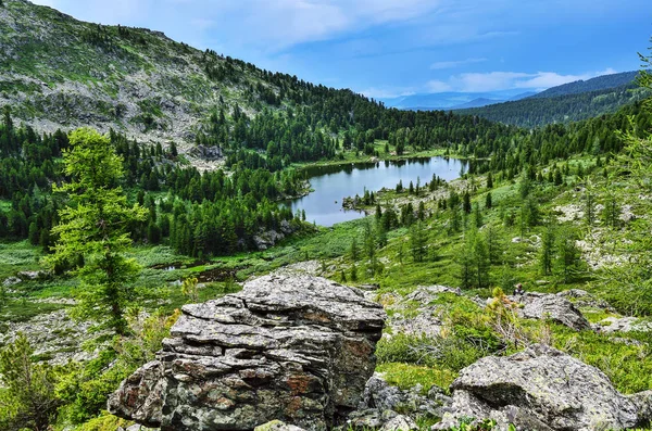 一个从七最干净的山 Karakol 位于谷在 Bagatash 通行证 阿尔泰山 多云的夏季景观与巨石在前景 — 图库照片