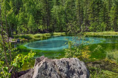 Altay, Rusya'nın dağlarında muhteşem mavi şofben Gölü. Kristal berraklığında su ve şofben altındaki mavi kil kaldırdı çünkü hangi değiştirmek oval dairesel boşanmalar ile benzersiz turkuaz Gölü