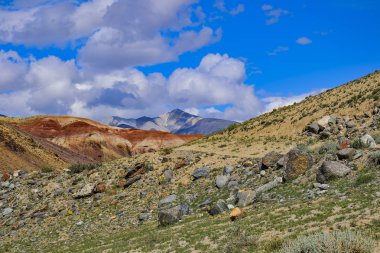 Unrealy güzel çok renkli kil kayalıklarla Kızıl çene ve arka plan, Altay Dağları, Rusya Kuray aralığı görünümünü