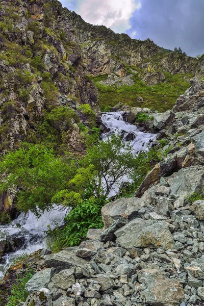 Horský Potok Vodopády Tekoucí Pod Útesy Kaňonu Mezi Balvany Altaji — Stock fotografie