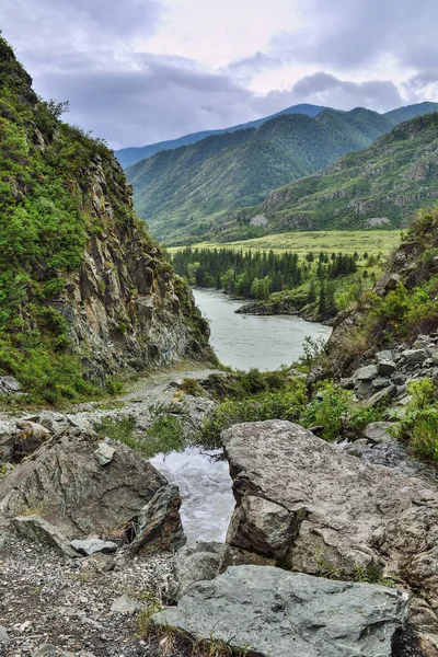 Arroyo Montaña Con Cascadas Que Fluyen Bajo Acantilados Cañón Entre — Foto de Stock