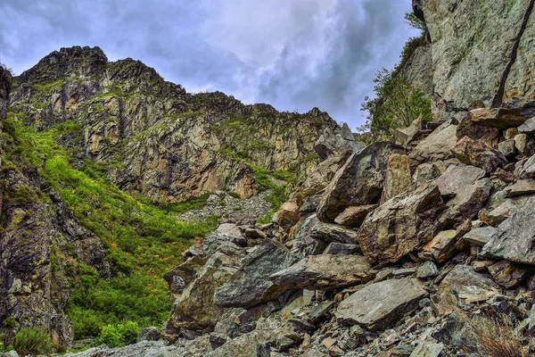 Malebné Zataženo Letní Krajina Horské Rokle Pohoří Altaj Rusko Popraskané — Stock fotografie