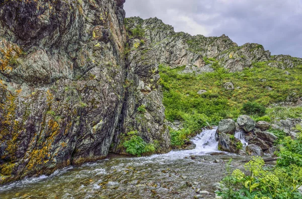 Gebirgsbach Fließt Unter Klippen Der Schlucht Zwischen Felsbrocken Altai Gebirge — Stockfoto