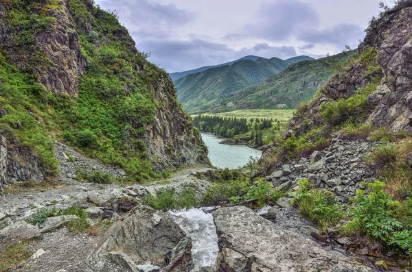 山溪在峡谷峭壁之动入 Katun Riv — 图库照片