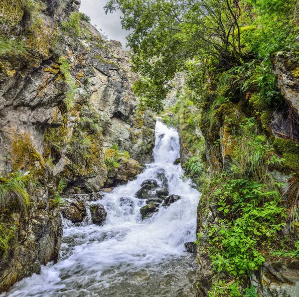 Cordilheira Com Cachoeira Fluindo Sob Penhascos Cânion Entre Pedregulhos Nas — Fotografia de Stock