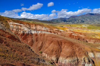 Unrealy güzel renkli kil kayalıklarla Kızıl-çene (Kisil-çene) Vadisi, Altay Dağları, Rusya'nın görünümü. Marslı fantastik cansız güzelliği denir yaz manzara