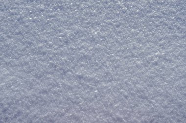 Taze kabarık kar yüzey dokusunu yakın up - kış arka plan ile yumuşak ve parlak kar taneleri