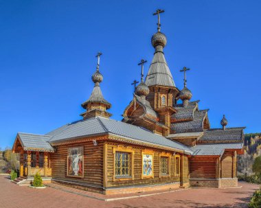 Novokuznetsk, Rusya - 09 Ekim 2018: Christian Tapınağı kutsal şehit John savaşçı. Rus Kuzey ahşap mimari gelenek inşası için Vintage teknolojileri