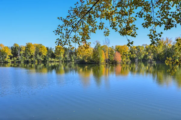 Cálido Paisaje Soleado Septiembre Orilla Del Lago Cielo Azul Follaje —  Fotos de Stock