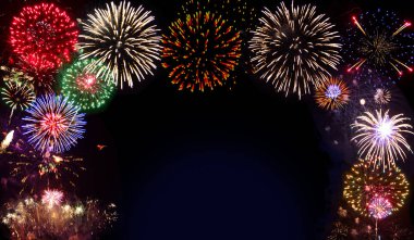 Gerçekçi Fireworks ile bulutları patlayan gece gökyüzünde - parlak parlak Festival arka plan duman veya metin alanı olan çerçeve